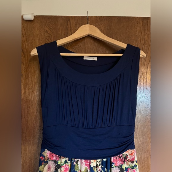 Dress - Picture 4 of 8